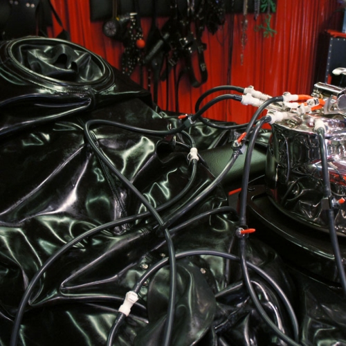 Foto 1 von 5 - Serious Kit Rubber Suit & Milker